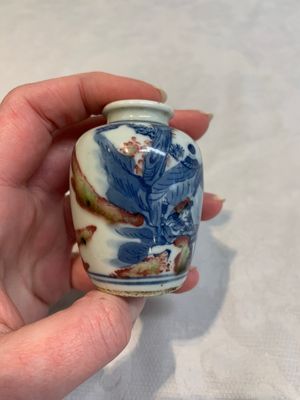 Two Chinese blue, white and copper-red snuff bottles, Yongzheng marks, 19th C. — photo 14