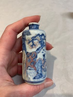 Two Chinese blue, white and copper-red snuff bottles, Yongzheng marks, 19th C. — photo 2