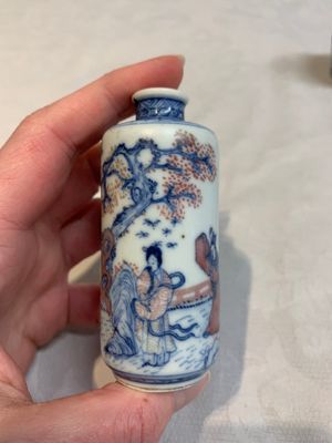 Two Chinese blue, white and copper-red snuff bottles, Yongzheng marks, 19th C. — photo 3