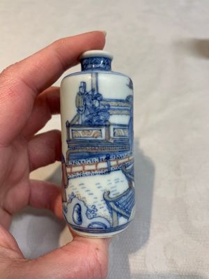 Two Chinese blue, white and copper-red snuff bottles, Yongzheng marks, 19th C. — photo 5