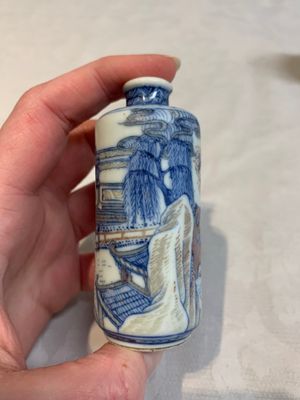 Two Chinese blue, white and copper-red snuff bottles, Yongzheng marks, 19th C. — photo 6