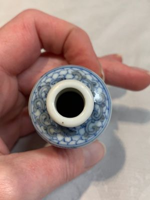 Two Chinese blue, white and copper-red snuff bottles, Yongzheng marks, 19th C. — photo 7