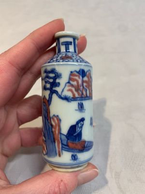 Two Chinese blue, white and copper-red snuff bottles, Yongzheng marks, 19th C. — photo 2