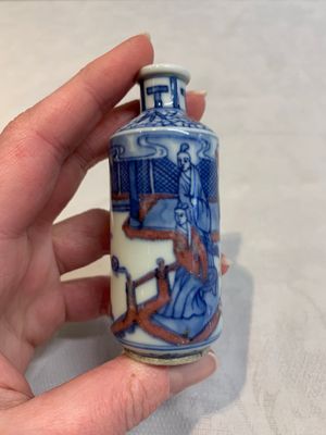 Two Chinese blue, white and copper-red snuff bottles, Yongzheng marks, 19th C. — photo 4