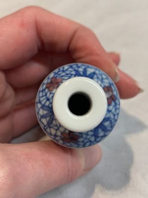 Two Chinese blue, white and copper-red snuff bottles, Yongzheng marks, 19th C. — photo 7