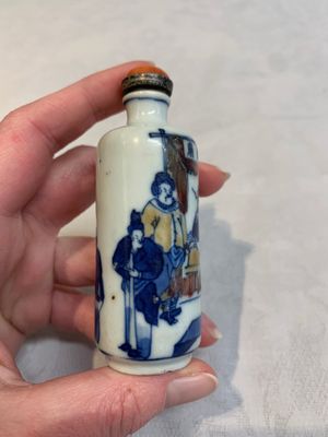 Two Chinese blue, white and copper-red snuff bottles, Yongzheng marks, 19th C. — photo 9
