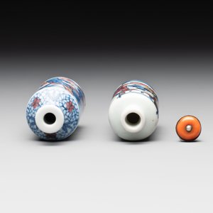 Two Chinese blue, white and copper-red snuff bottles, Yongzheng marks, 19th C. — photo 5