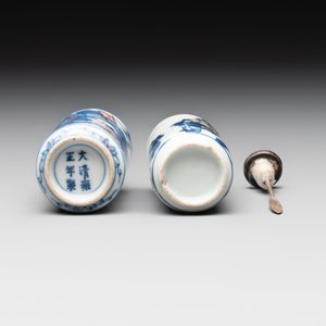 Two Chinese blue, white and copper-red snuff bottles, Yongzheng marks, 19th C. — photo 6
