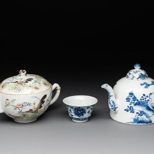 Two Chinese blue, white and famille rose 'birds and flowers' teapots and a cup, Chenghua and Tongzhi marks, 19th C. — foto 1