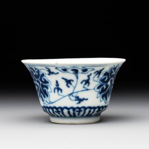Two Chinese blue, white and famille rose 'birds and flowers' teapots and a cup, Chenghua and Tongzhi marks, 19th C. — foto 11