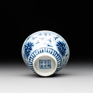 Two Chinese blue, white and famille rose 'birds and flowers' teapots and a cup, Chenghua and Tongzhi marks, 19th C. — foto 13