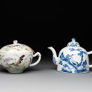 Two Chinese blue, white and famille rose 'birds and flowers' teapots and a cup, Chenghua and Tongzhi marks, 19th C. — foto 2