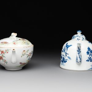 Two Chinese blue, white and famille rose 'birds and flowers' teapots and a cup, Chenghua and Tongzhi marks, 19th C. — foto 3