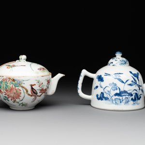 Two Chinese blue, white and famille rose 'birds and flowers' teapots and a cup, Chenghua and Tongzhi marks, 19th C. — foto 4
