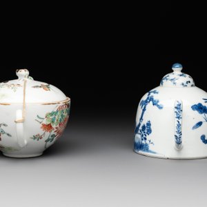 Two Chinese blue, white and famille rose 'birds and flowers' teapots and a cup, Chenghua and Tongzhi marks, 19th C. — foto 5