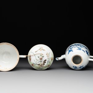Two Chinese blue, white and famille rose 'birds and flowers' teapots and a cup, Chenghua and Tongzhi marks, 19th C. — foto 6