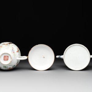 Two Chinese blue, white and famille rose 'birds and flowers' teapots and a cup, Chenghua and Tongzhi marks, 19th C. — foto 7
