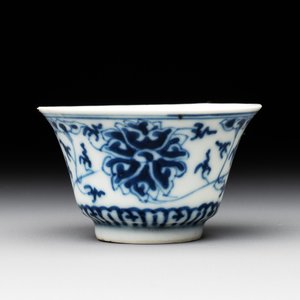 Two Chinese blue, white and famille rose 'birds and flowers' teapots and a cup, Chenghua and Tongzhi marks, 19th C. — foto 8