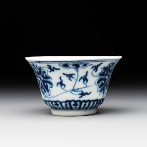 Two Chinese blue, white and famille rose 'birds and flowers' teapots and a cup, Chenghua and Tongzhi marks, 19th C. — foto 9