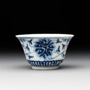 Two Chinese blue, white and famille rose 'birds and flowers' teapots and a cup, Chenghua and Tongzhi marks, 19th C. — foto 10