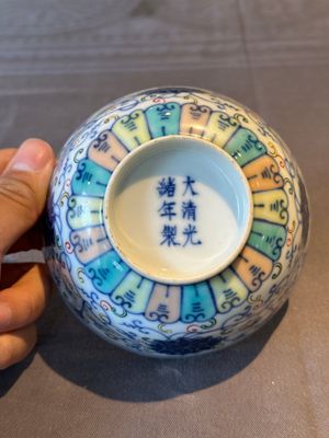 Two Chinese blue, white and famille rose bowls and two famille rose bowls, Guangxu and Shen De Tang mark, 19th C. — 照片 22