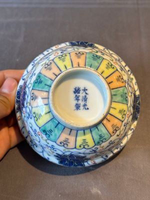 Two Chinese blue, white and famille rose bowls and two famille rose bowls, Guangxu and Shen De Tang mark, 19th C. — 照片 30