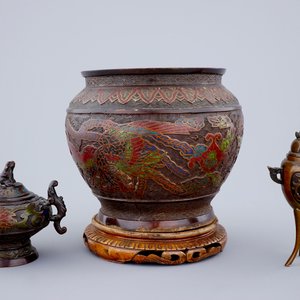 Two Chinese bronze and cloisonné censers and a jardinière, 19/20th C. — photo 4