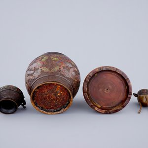 Two Chinese bronze and cloisonné censers and a jardinière, 19/20th C. — photo 7