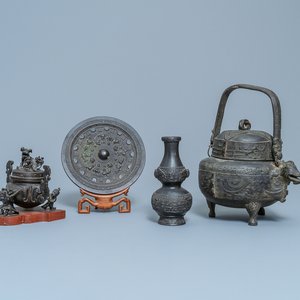 Two Chinese bronze censers, a vase and a mirror, Ming and later — 照片 1