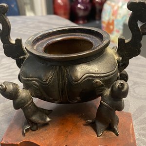Two Chinese bronze censers, a vase and a mirror, Ming and later — 照片 36
