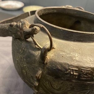 Two Chinese bronze censers, a vase and a mirror, Ming and later — 照片 38