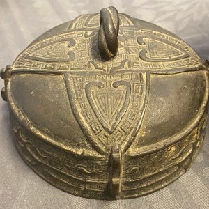 Two Chinese bronze censers, a vase and a mirror, Ming and later — 照片 49