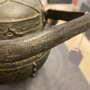 Two Chinese bronze censers, a vase and a mirror, Ming and later — 照片 53