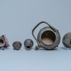Two Chinese bronze censers, a vase and a mirror, Ming and later — 照片 8