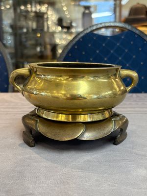 Two Chinese bronze censers and stands, Xuande mark, 19th C. — foto 1