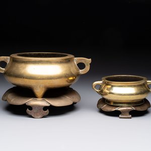 Two Chinese bronze censers and stands, Xuande mark, 19th C. — foto 1