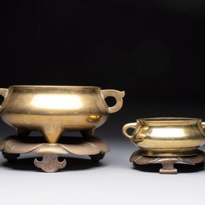 Two Chinese bronze censers and stands, Xuande mark, 19th C. — foto 2