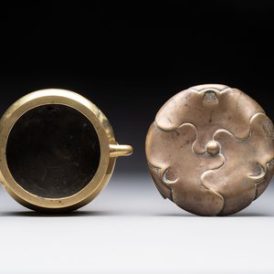 Two Chinese bronze censers and stands, Xuande mark, 19th C. — foto 8