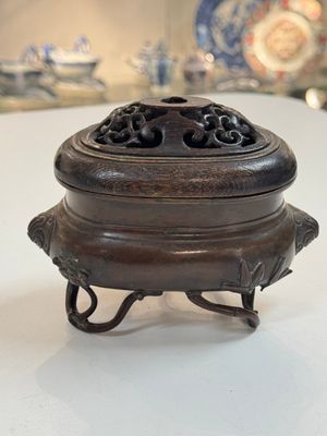 Two Chinese bronze censers, one with a wooden cover,  Ti An 惕庵 mark, 19th C. — photo 17
