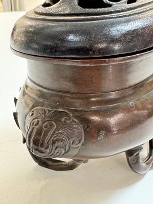 Two Chinese bronze censers, one with a wooden cover,  Ti An 惕庵 mark, 19th C. — photo 20