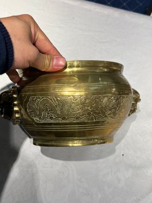 Two Chinese bronze censers, one with stand and three vases, Xuande mark, 19/20th C. — photo 2