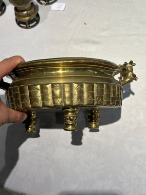 Two Chinese bronze censers, one with stand and three vases, Xuande mark, 19/20th C. — photo 22