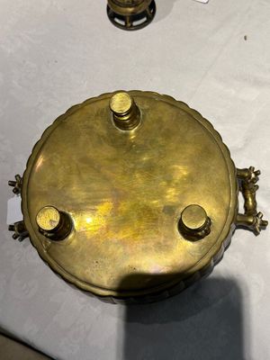 Two Chinese bronze censers, one with stand and three vases, Xuande mark, 19/20th C. — photo 28