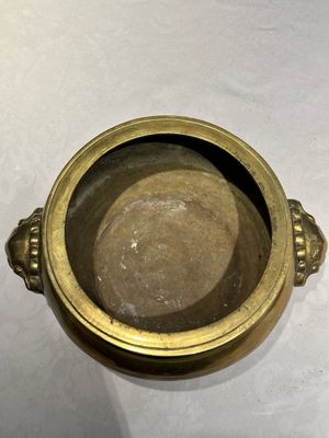 Two Chinese bronze censers, one with stand and three vases, Xuande mark, 19/20th C. — photo 8