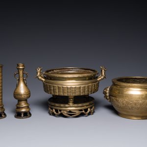 Two Chinese bronze censers, one with stand and three vases, Xuande mark, 19/20th C. — photo 3