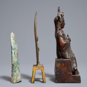 Two Chinese bronze figures and a bronze axe fragment, poss. Han and Ming — 照片 3