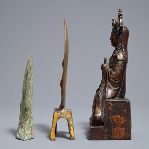 Two Chinese bronze figures and a bronze axe fragment, poss. Han and Ming — 照片 5