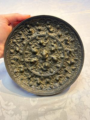 Two Chinese bronze mirrors, one inscribed ‘Fu Shan Shou Hai 福山壽海' and the other with sea animals and grape design, Qing — photo 8