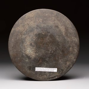 Two Chinese bronze mirrors, one inscribed ‘Fu Shan Shou Hai 福山壽海' and the other with sea animals and grape design, Qing — photo 3