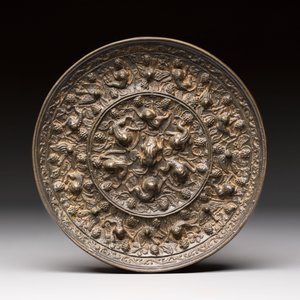 Two Chinese bronze mirrors, one inscribed ‘Fu Shan Shou Hai 福山壽海' and the other with sea animals and grape design, Qing — photo 4